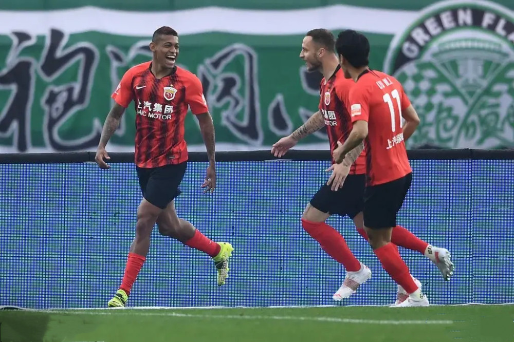 洛里昂锋线双星闪耀,联手建功助力球队登顶