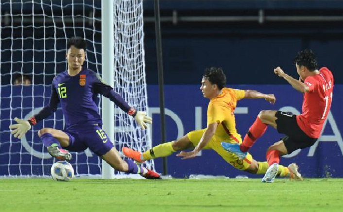 科隆班主力中卫染红离场导致崩盘失利